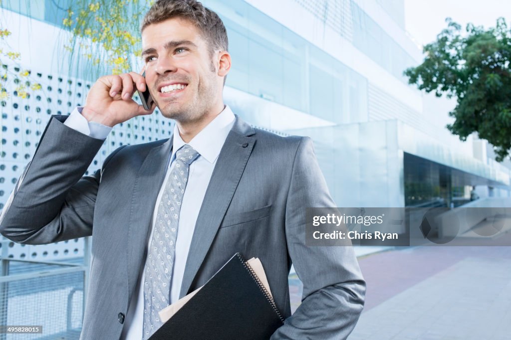 Hombre de negocios hablando por teléfono celular al aire libre