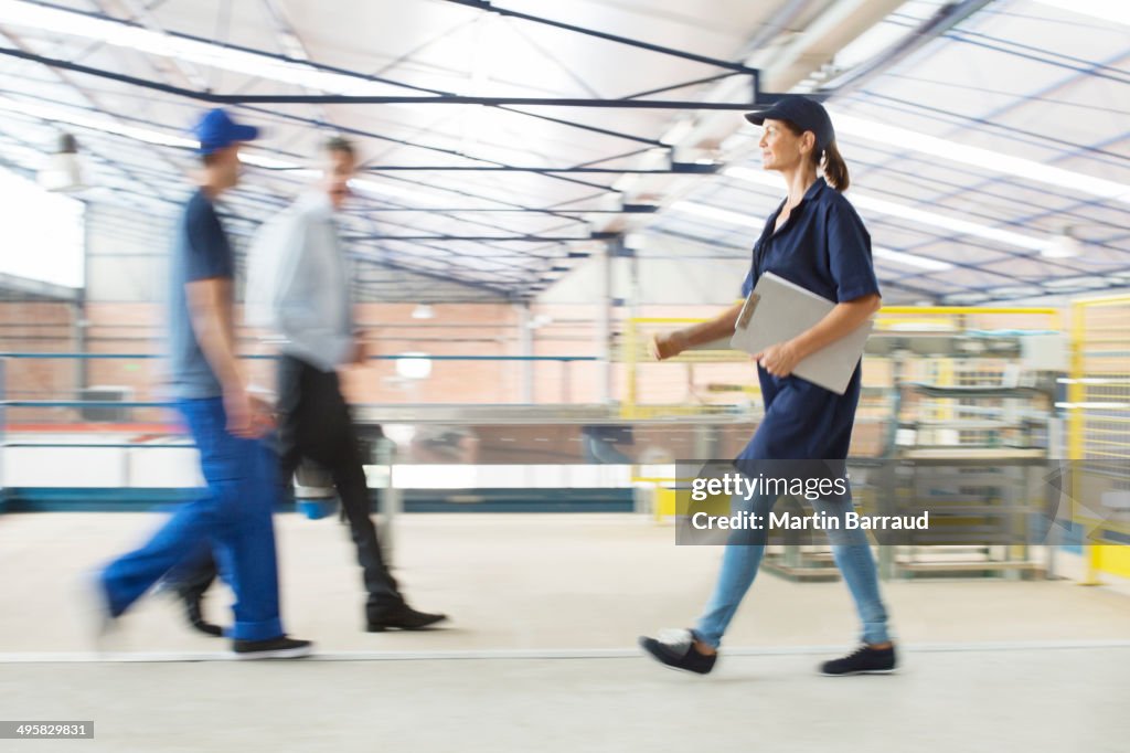 Lavoratori che camminano nell'impianto di trasformazione alimentare