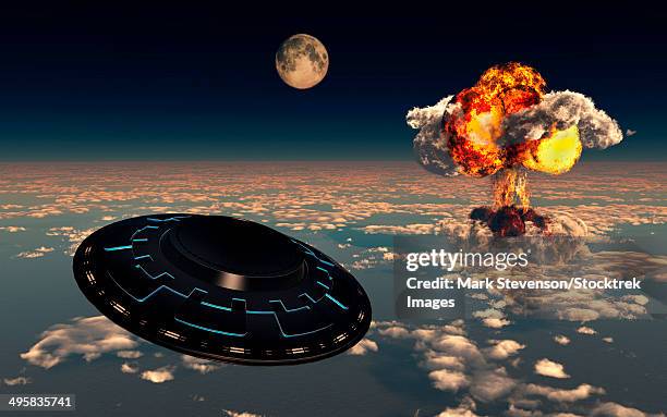 illustrations, cliparts, dessins animés et icônes de the sightings of ufo's has dramatically increased since the exploding of the first atomic bomb. - attaque militaire