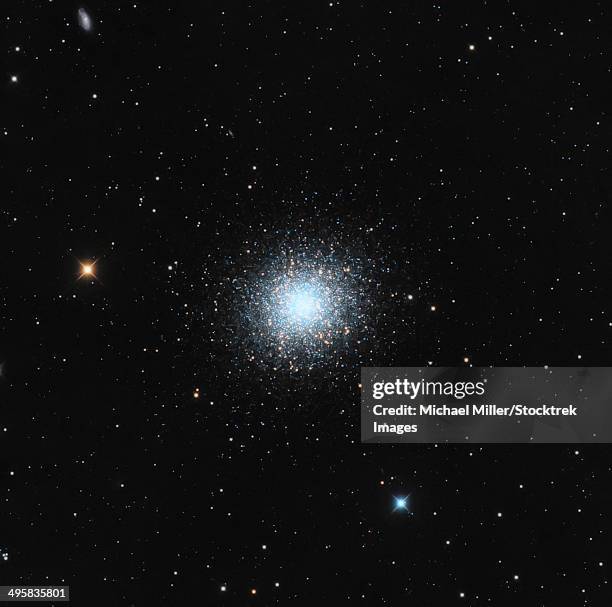 messier 13, the great globular cluster in hercules. the cluster contains about 300,000 stars. - herkules film 2014 stock-fotos und bilder