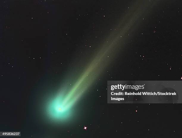 november 27, 2013 - comet c/2013 r1 lovejoy - cometa imagens e fotografias de stock