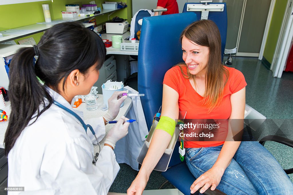 Dibujo blood.young prepairing para obtención de muestras de sangre médico