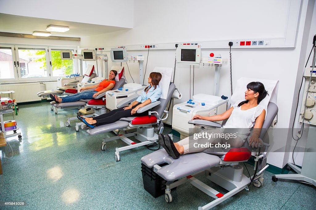 Mujeres jóvenes va a donar sangre en banco de sangre