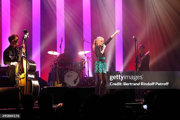 Singer Arielle Dombasle performs at La Cigale on November 4, 2015 in Paris, France.