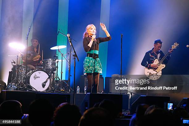 Singer Arielle Dombasle performs at La Cigale on November 4, 2015 in Paris, France.