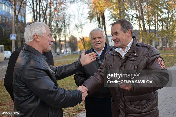 This picture taken on October 28, 2015 shows Glukhiv mayor Michel Terestchenko meeting with residents in Glukhiv, northeastern Ukraine, near the...