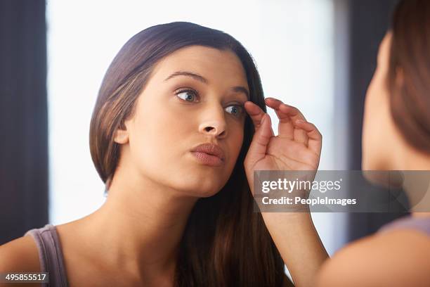 gotta make sure i look good before my night out - wimpers stockfoto's en -beelden