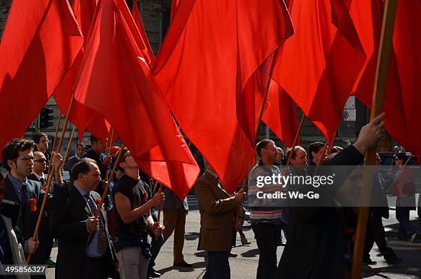 first of may demonstration in milano - may day international workers day 個照片及圖片檔