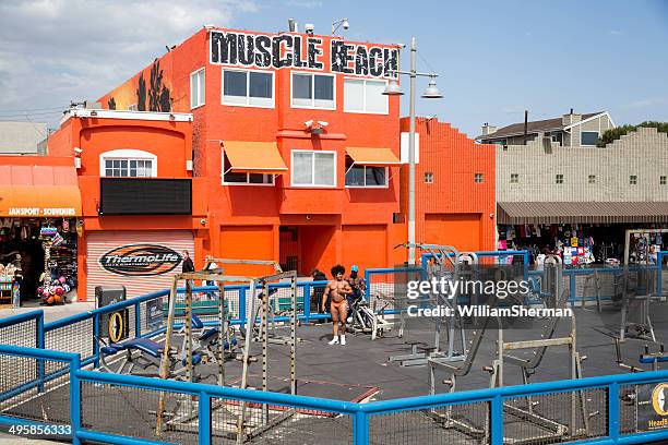 treinar na praia de muscle beach, venice, califórnia - muscle beach venice - fotografias e filmes do acervo