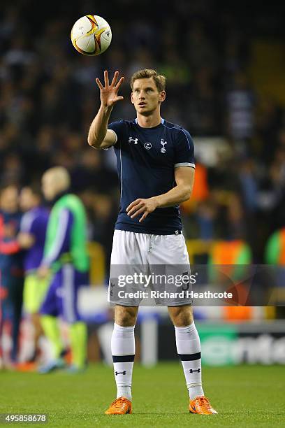 Jan Vertonghen of Spurs warms up prior to kickoff during the UEFA Europa League Group J match between Tottenham Hotspur FC and RSC Anderlecht at...