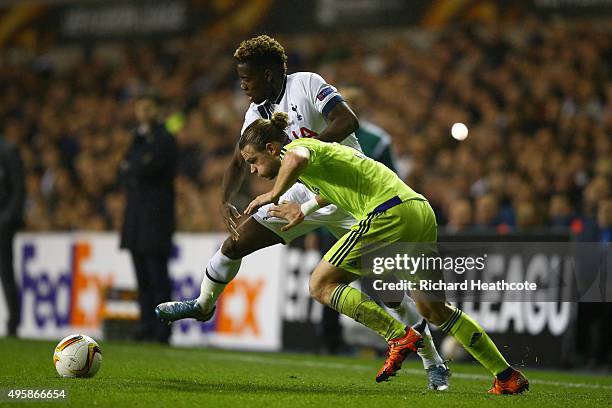 Joshua Onomah of Spurs and Guillaume Gillet of Anderlecht battle for the ball during the UEFA Europa League Group J match between Tottenham Hotspur...