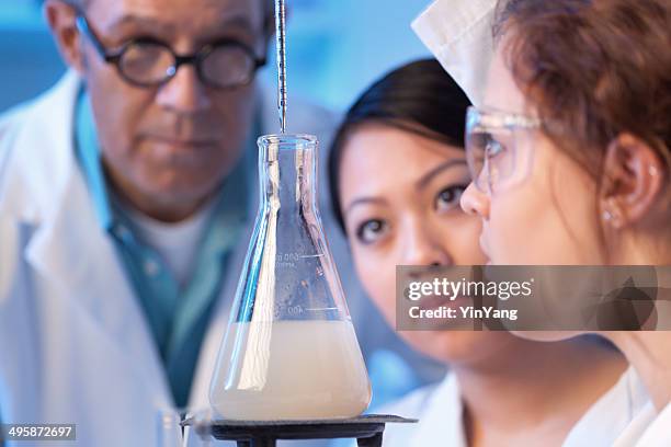 femmes scientifiques étudiants avec professeur au laboratoire chimie horizontales - chimiste photos et images de collection