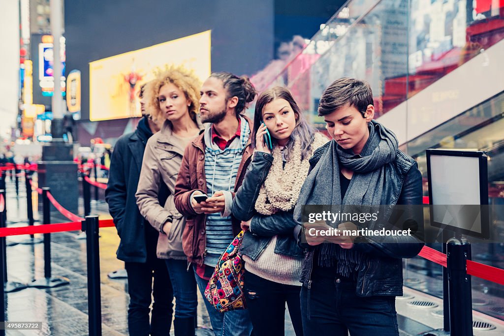 Les jeunes à faire la queue pour acheter des billets à New York.