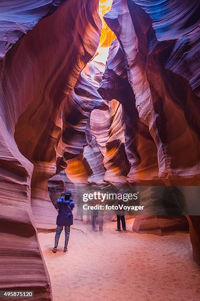 tourists photographing golden strata of antelope slot canyon arizona usa - upper antelope canyon stockfoto's en -beelden