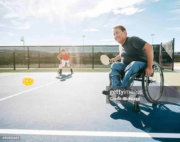 pickleball players - wheelchair tennis stockfoto's en -beelden