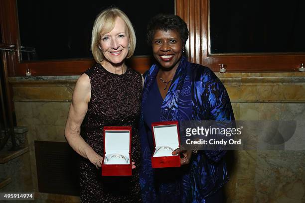 Journalists and honorees Judy Woodruff and Gwen Ifill attend The Women's Media Center 2015 Women's Media Awards on November 5, 2015 in New York City.