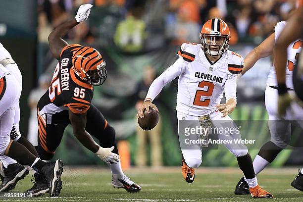 Johnny Manziel of the Cleveland Browns scrambles away from Wallace Gilberry of the Cincinnati Bengals during the second quarter of the game at Paul...