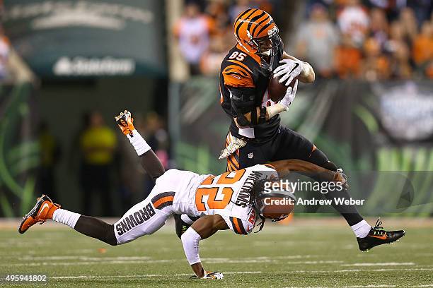 Tramon Williams of the Cleveland Browns attempts to tackle Tyler Eifert of the Cincinnati Bengals during the fourth quarter at Paul Brown Stadium on...