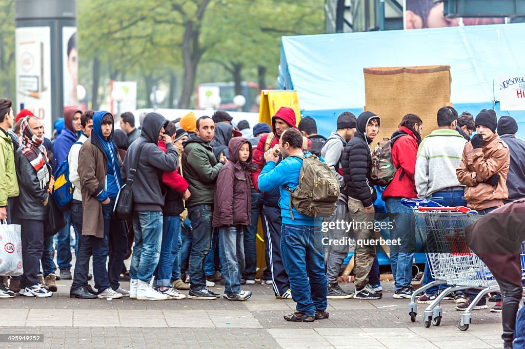 Los refugiados de pie en una fila