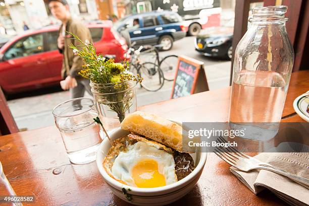 nyc sidewalk cafe urban brunch in williamsburg american food culture - williamsburg new york city stockfoto's en -beelden