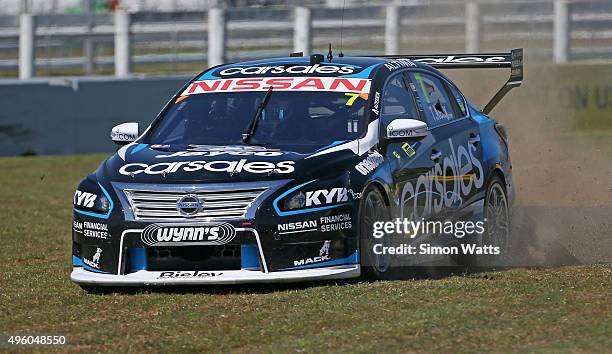 Todd Kelly of carsales Racing goes off the track during qualiying at Pukekohe Stadium on November 7, 2015 in Auckland, New Zealand.