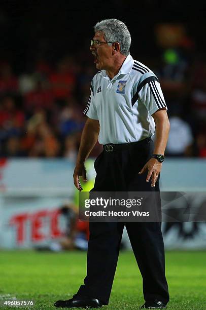 Ricardo Ferretti coach of Tigres gives instructions to his players during the 16th round match between Veracruz and Tigres UANL as part of the...