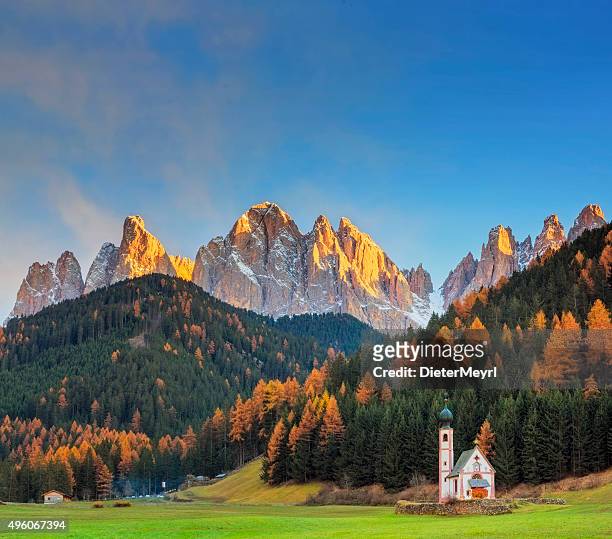 val di funes, san giovanni church & dolomites, italy - dolomites stock pictures, royalty-free photos & images