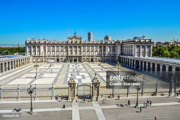 madrid royal palace exterior - koninklijk paleis van madrid stockfoto's en -beelden