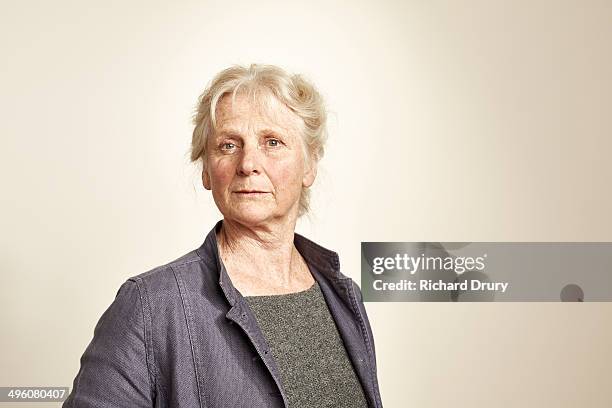 portrait of mature woman - senior woman portrait photos et images de collection