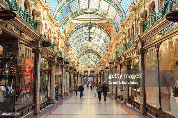 shopper zu fuß durch county arcade in leeds, west yorkshire - leeds stock-fotos und bilder