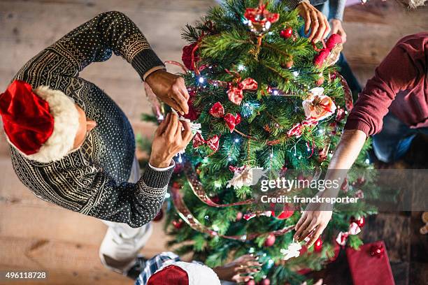 abuelo que el árbol de navidad - decorar fotografías e imágenes de stock