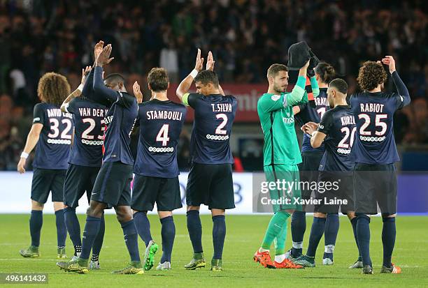 Kevin Trapp celebrate the victory with teamattes of Paris Saint-Germain during the French Ligue 1 between Paris Saint-Germain and Toulouse FC at Parc...