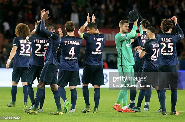 Kevin Trapp celebrate the victory with teamattes of Paris Saint-Germain during the French Ligue 1 between Paris Saint-Germain and Toulouse FC at Parc...