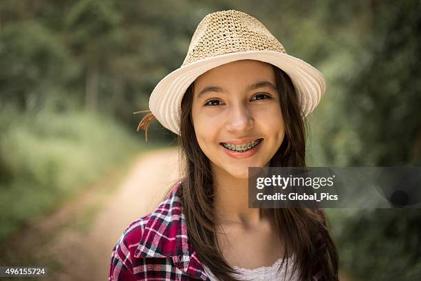 chica adolescente - braces fotografías e imágenes de stock