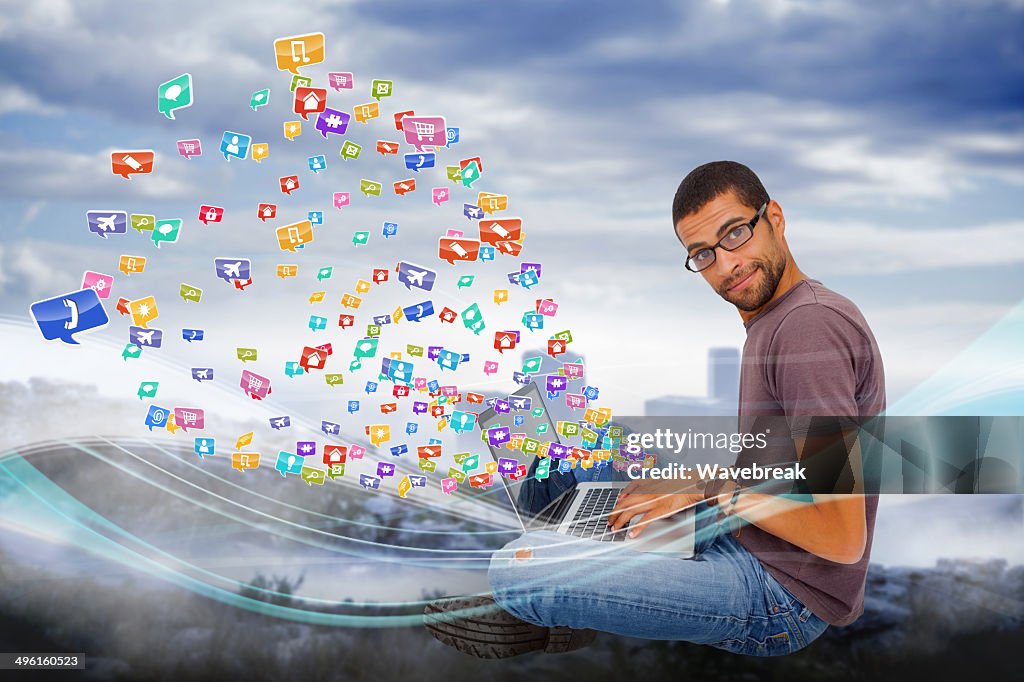 Legerer Mann mit laptop mit app-Symbol