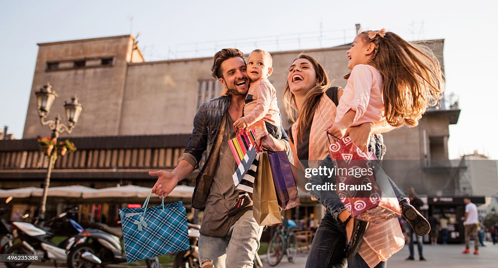 Vista panorámica del alegre familia divirtiéndose en centros comerciales.