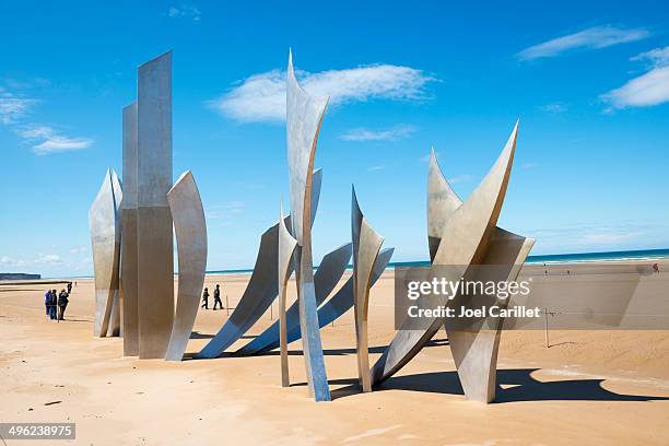 omaha beach les braves memorial - normandy, france - sculptures omaha beach stock pictures, royalty-free photos & images
