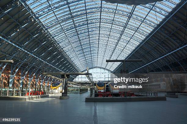 st pancras international railway station london - station london st pancras international stockfoto's en -beelden