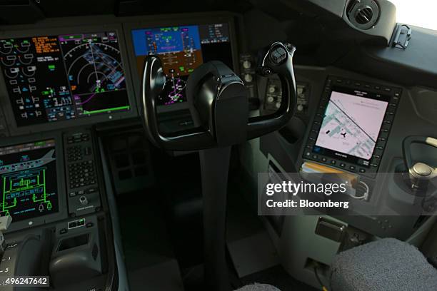 787 Controls Layout 936 Boeing 787 Cockpit Stock Photos, High-Res Pictures, and Images ...