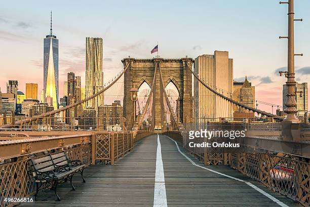 brooklyn bridge und manhattan bei sonnenuntergang, new york city - brooklyn new york stock-fotos und bilder