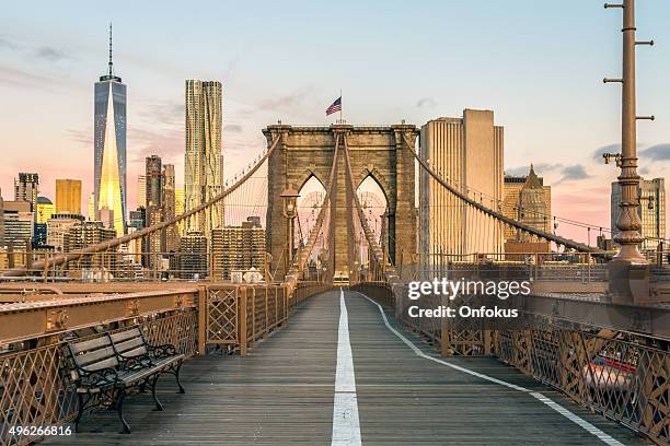 ponte de brooklyn e manhattan ao pôr do sol, cidade de nova york - brooklyn new york - fotografias e filmes do acervo