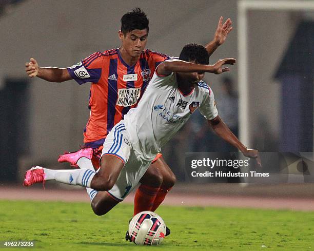 Players of FC Goa and FC Pune City in action during the Hero Indian Super League match at Shiv Chhatrapati Sports Complex, on November 8, 2015 in...