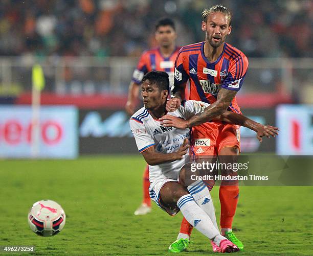 Players of FC Goa and FC Pune City in action during the Hero Indian Super League match at Shiv Chhatrapati Sports Complex, on November 8, 2015 in...