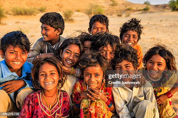 group of happy gypsy indian children, desert village, india - romani people 個照片及圖片檔