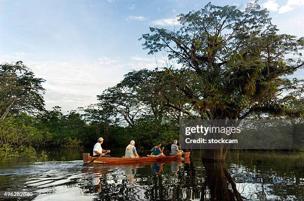 pratique du canoë dans la forêt tropicale équatorien - bateau de plaisance photos et images de collection