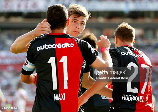Maximiliano Rodriguez of Newell's Old Boys celebrates with his teammates after scoring the first goal of his team during a match between River Plate...