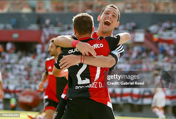 Maximiliano Rodriguez of Newell's Old Boys celebrates with his teammate Denis Rodríguez after scoring the first goal of his team during a match...