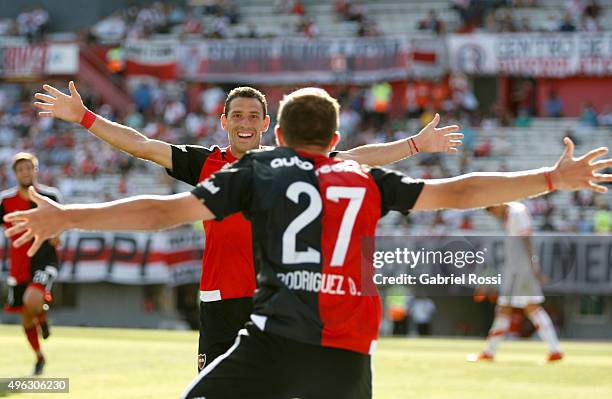 Maximiliano Rodriguez of Newell's Old Boys celebrates with his teammate Denis Rodríguez after scoring the first goal of his team during a match...