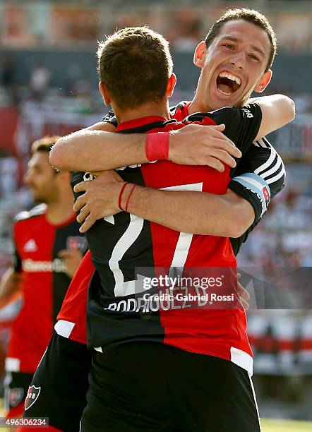 Maximiliano Rodriguez of Newell's Old Boys celebrates with his teammate Denis Rodríguez after scoring the first goal of his team during a match...