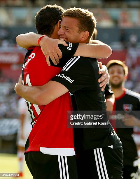 Maximiliano Rodriguez of Newell's Old Boys celebrates with his teammate Denis Rodríguez after scoring the first goal of his team during a match...